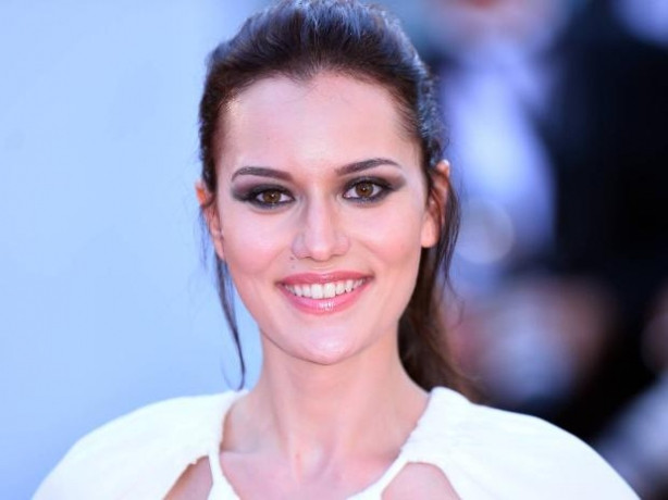 Cannes güzeli Fahriye Evcen