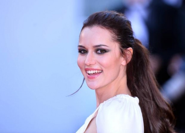 Cannes güzeli Fahriye Evcen