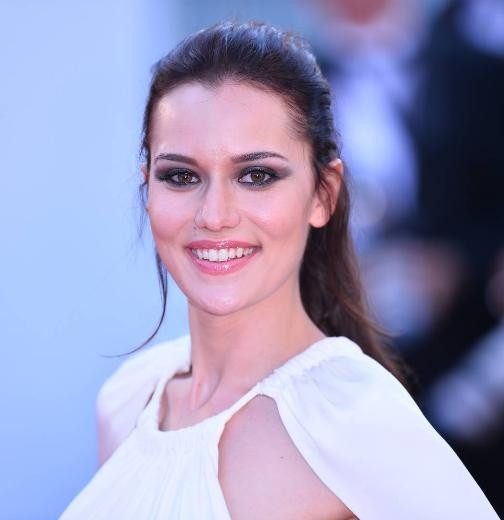 Cannes güzeli Fahriye Evcen
