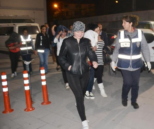 VIP minibüsle tarlada fuhuş