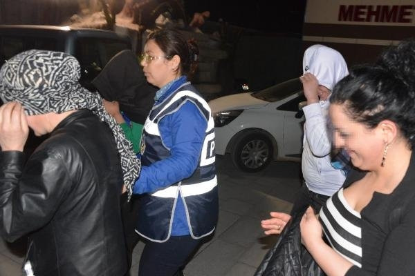 VIP minibüsle tarlada fuhuş