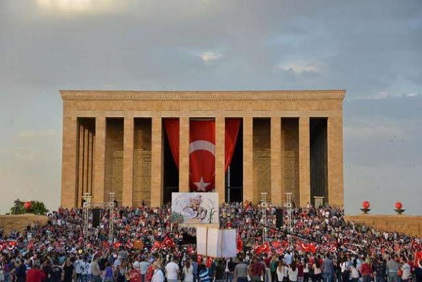 Vatandaşlar Anıtkabir’e akın etti