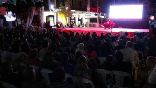 Edirne'de 'mecburen' sokak tiyatrosu