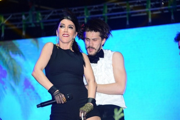 Hande Yener sahneye vinçle çıktı