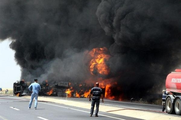 Nusaybin’de hampetrol yüklü tanker alev alev yandı