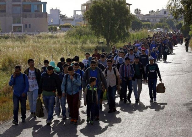 Suriyeli kaçaklar İstanköy’de karaya çıkar çıkmaz namaz kıldı