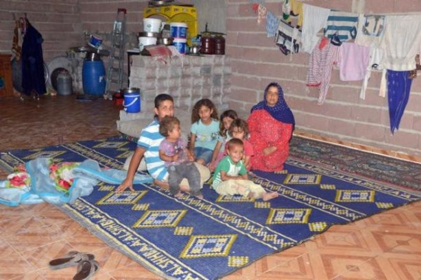 6 çocukla, tuvaleti, banyosu olmayan depoda yaşam savaşı veriyor