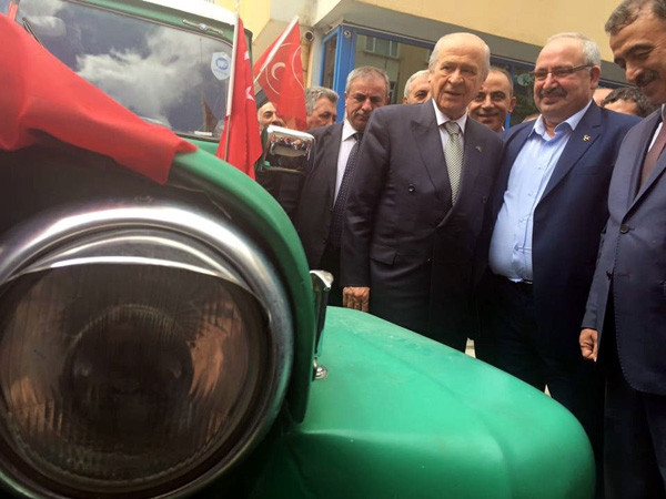 Bahçeli’ye 1952 model cip hediye edildi