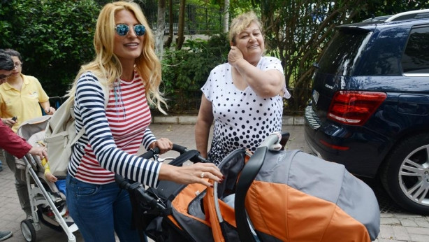 Şeyda Coşkun oğluyla yürüyüşte
