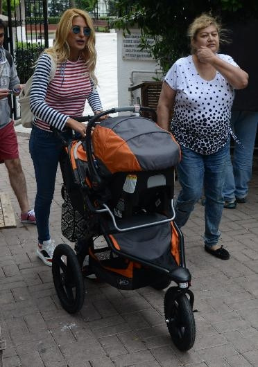 Şeyda Coşkun oğluyla yürüyüşte