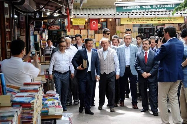 Başbakan Davutoğlu Sahaflar Çarşısı'nı gezdi