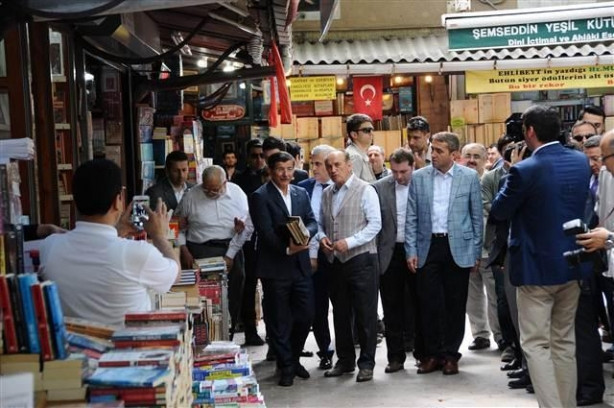 Başbakan Davutoğlu Sahaflar Çarşısı'nı gezdi