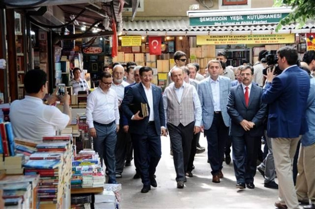 Başbakan Davutoğlu Sahaflar Çarşısı'nı gezdi