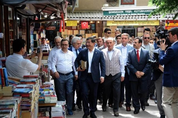 Başbakan Davutoğlu Sahaflar Çarşısı'nı gezdi