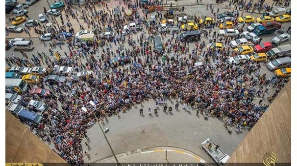 IŞİD 3 kişiyi eşcinsel diye binadan attı!