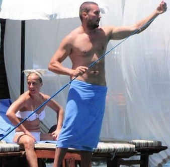 Helin Avşar tanga bikiniyle görüntülendi