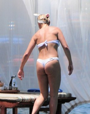 Helin Avşar tanga bikiniyle görüntülendi