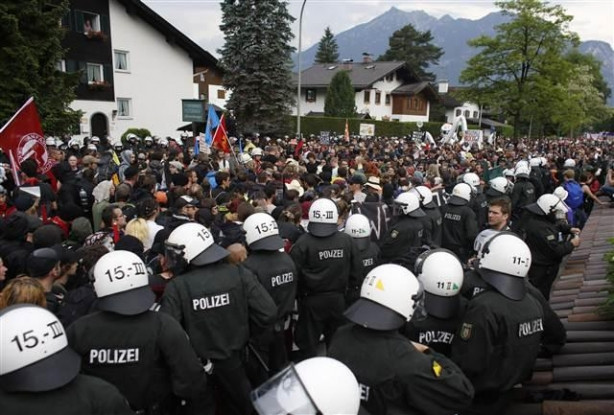 G7 karşıtı protestoya polis müdahalesi