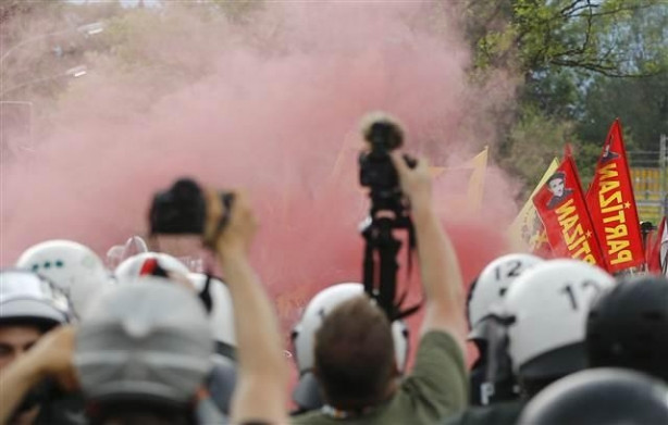 G7 karşıtı protestoya polis müdahalesi