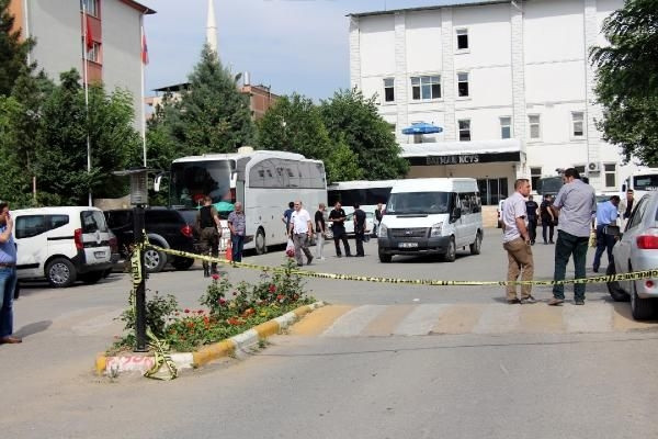 Oyları almaya giden polis kendini yaraladı
