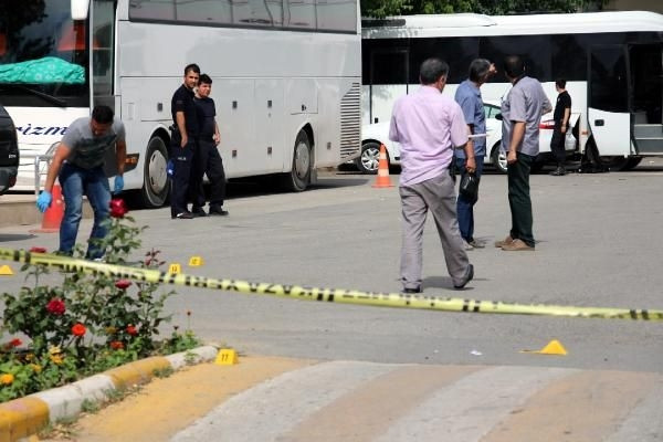Oyları almaya giden polis kendini yaraladı