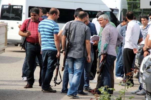 Oyları almaya giden polis kendini yaraladı