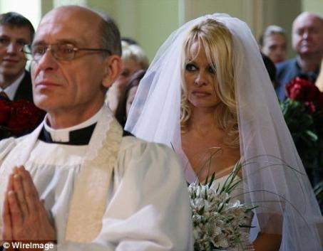 Pamela Anderson 4. kez gelin oldu