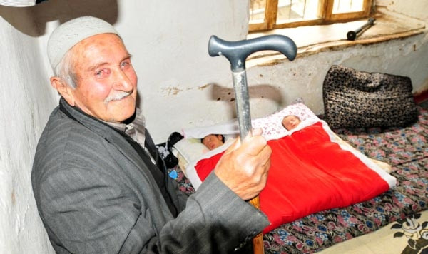85 yaşında ikiz çocuk sahibi oldu