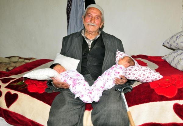 85 yaşında ikiz çocuk sahibi oldu