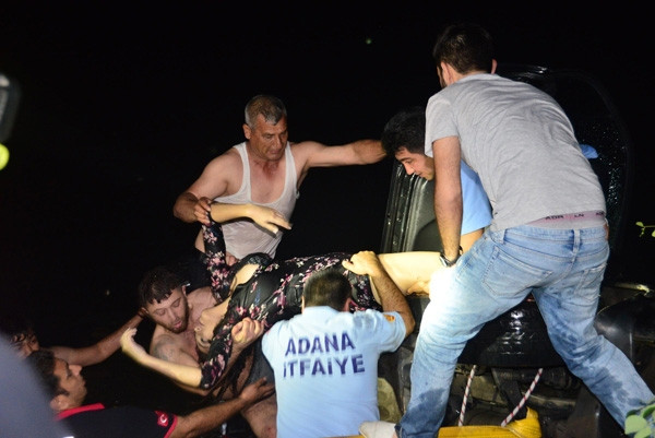 Mezuniyet kutlamasından dönerken göle uçtular