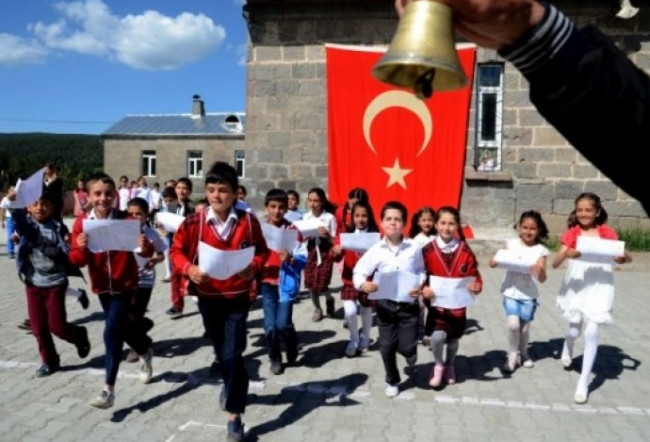 Yurt genelinde karneler verildi