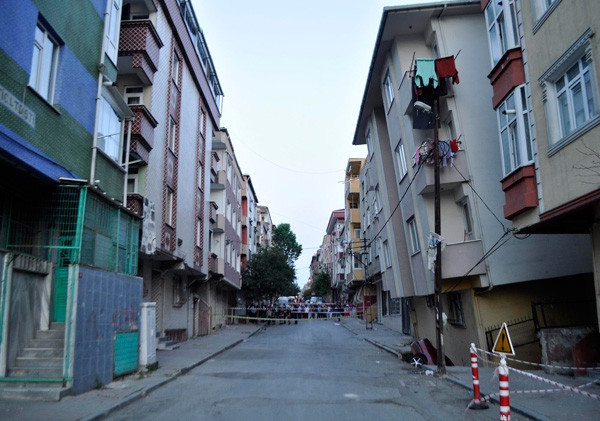 Gaziosmanpaşa’da 5 katlı bina yan yattı