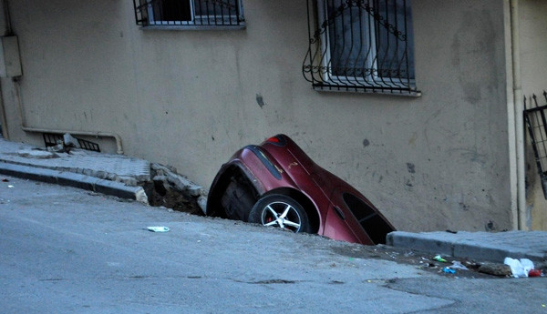 Gaziosmanpaşa’da 5 katlı bina yan yattı