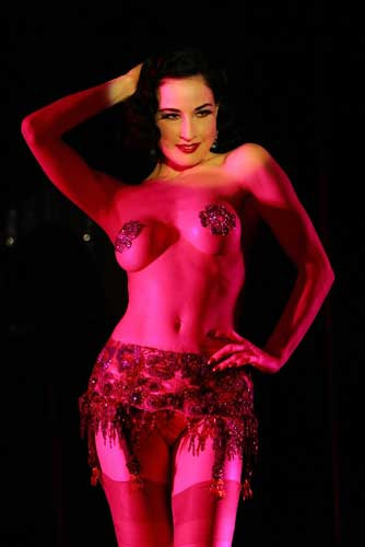 Dita Von Teesein son striptiz şovu