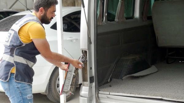 Minibüste kumandalı kaçak sigara zulası