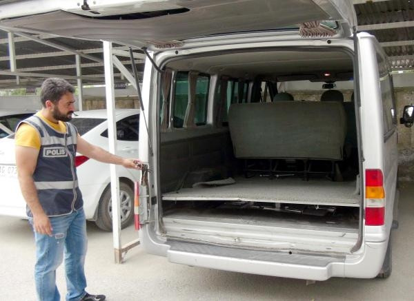 Minibüste kumandalı kaçak sigara zulası