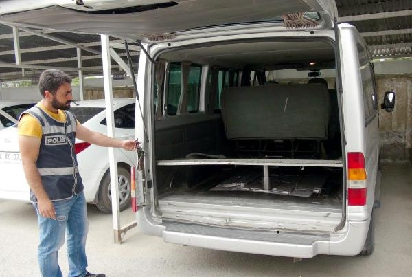 Minibüste kumandalı kaçak sigara zulası