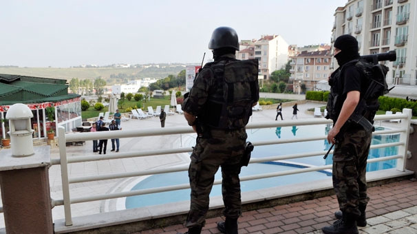 Özel harekattan kaçtı; havuz başında yakalandı