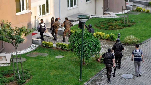 Özel harekattan kaçtı; havuz başında yakalandı