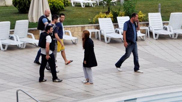 Özel harekattan kaçtı; havuz başında yakalandı