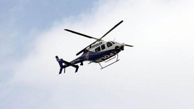 Su kanalında yüzenlere helikopterli operasyon