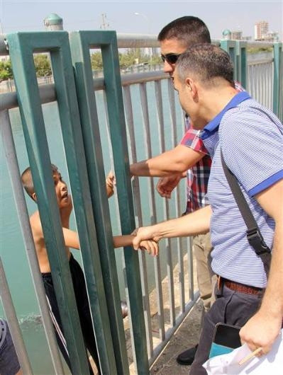 Su kanalında yüzenlere helikopterli operasyon