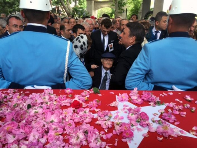 Süleyman Demirel toprağa verildi
