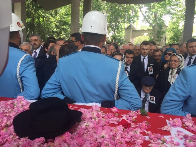 Süleyman Demirel toprağa verildi