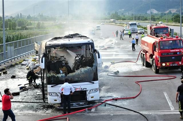 Otobüsle çarpışan TIR’ın sürücüsü yanarak can verdi