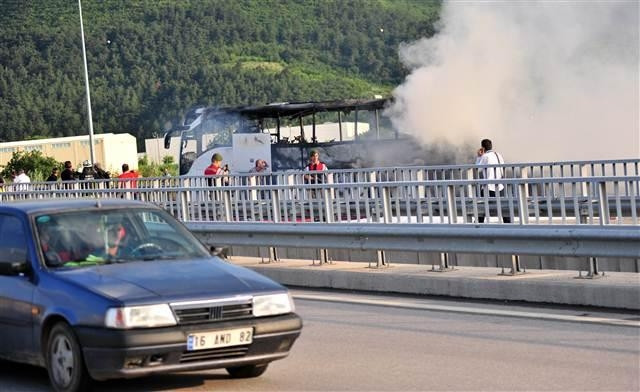 Otobüsle çarpışan TIR’ın sürücüsü yanarak can verdi
