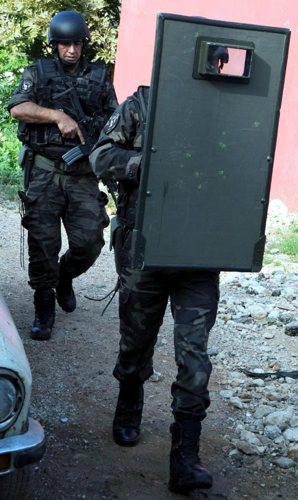 Uyuşturucu almaya gelen oğlu gasp ettiler, babayı rehin aldılar