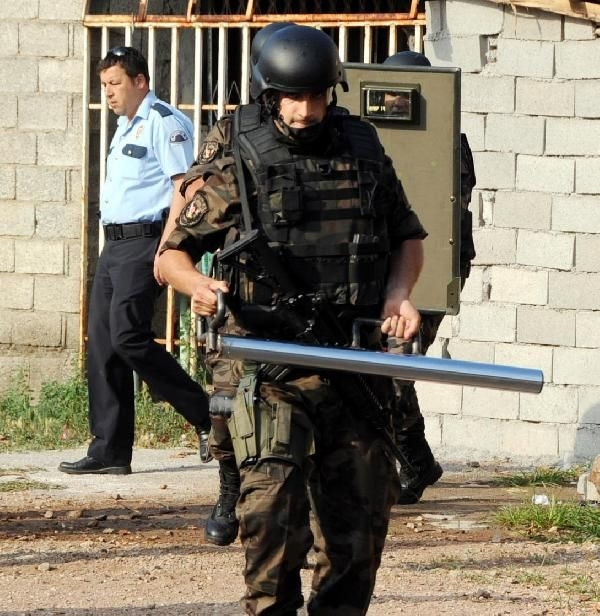 Uyuşturucu almaya gelen oğlu gasp ettiler, babayı rehin aldılar