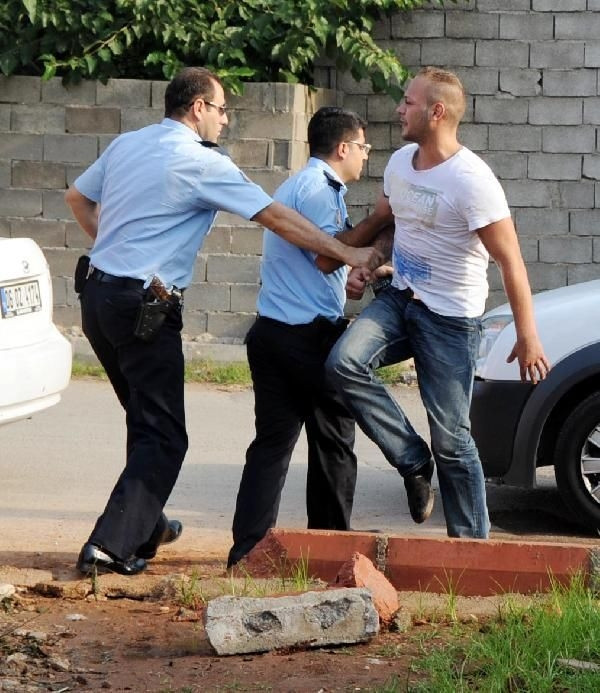 Uyuşturucu almaya gelen oğlu gasp ettiler, babayı rehin aldılar