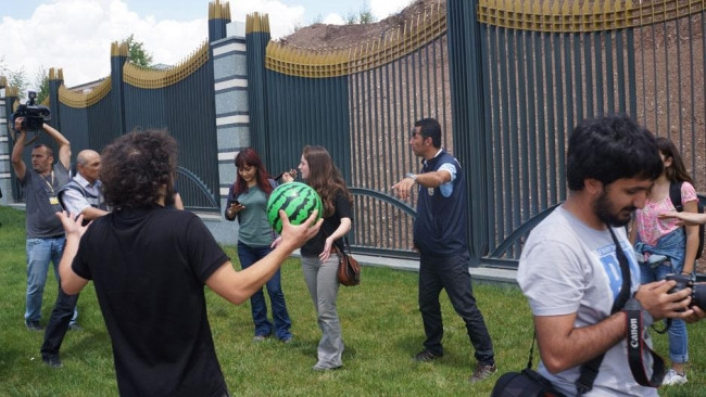 Cumhurbaşkanlığı Sarayı önünde piknik arbedesi